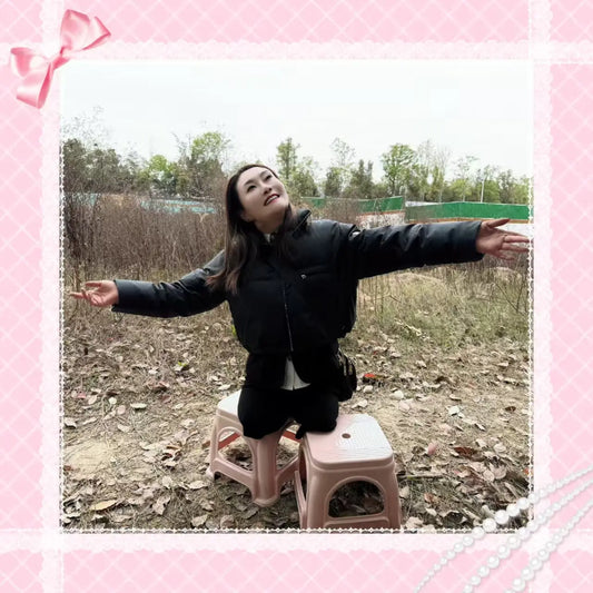 Lee: Dak Amputee Lady - On a winter hillside - AmputeeClub