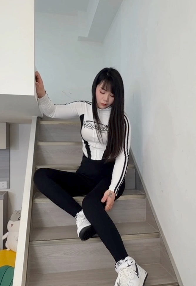 The Para Girl Nora - Going Up and Down the Stairs