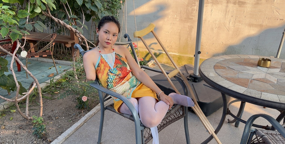 Abby: Ooe, the Amputee Girl - Courtyard Strolls in a Yellow Dress