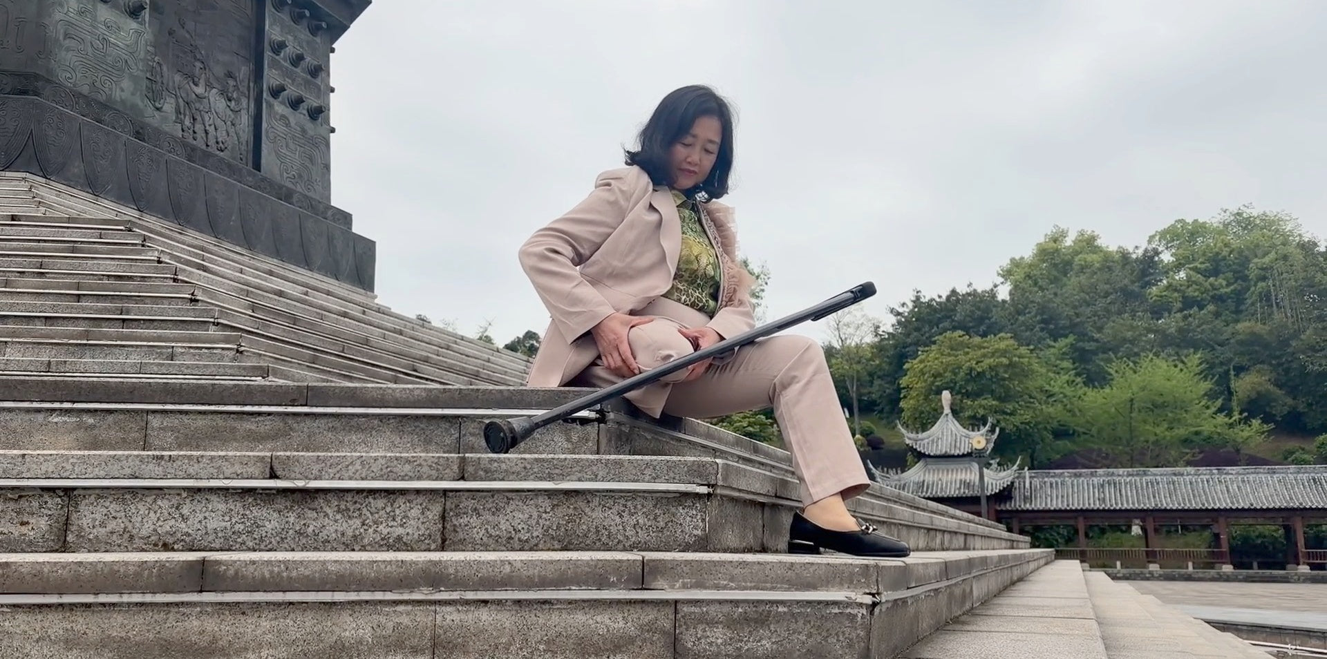 The SAK Lady Aurora – Strolling through the park on crutches