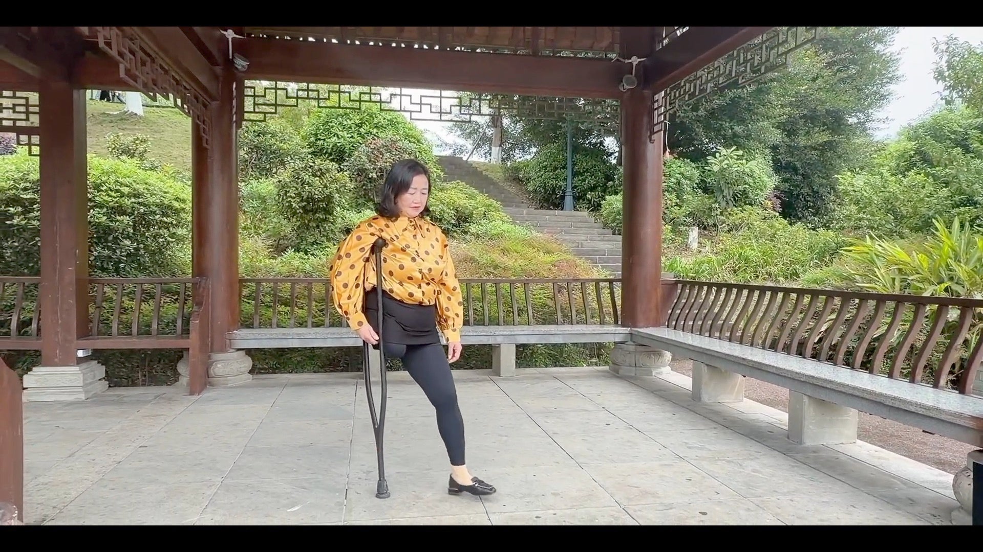 The SAK Lady Aurora - Strolling through the park on crutches