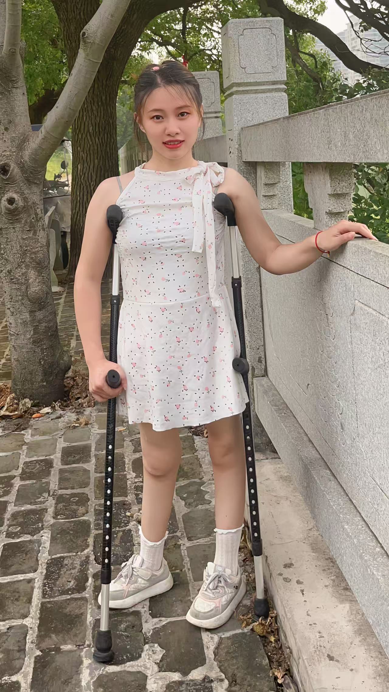 Miki: Polio Girl - The bench moves from outdoor to indoor - AmputeeClub