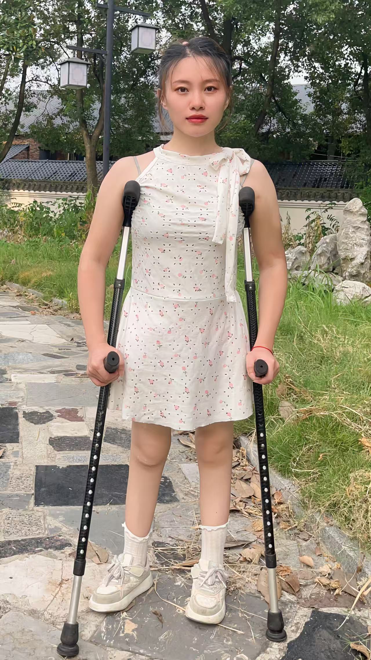 Miki: Polio Girl - The bench moves from outdoor to indoor - AmputeeClub