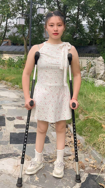 Miki: Polio Girl - The bench moves from outdoor to indoor - AmputeeClub