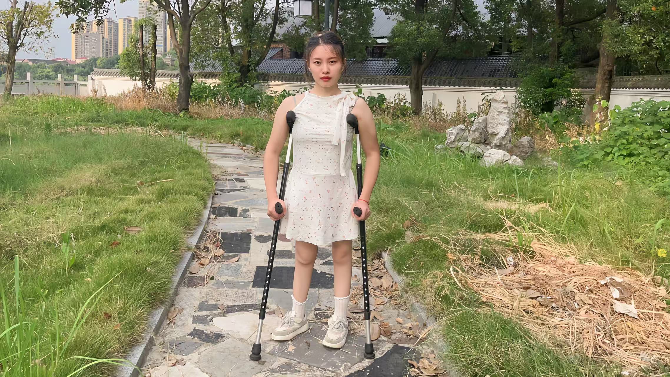 Miki: Polio Girl - The bench moves from outdoor to indoor - AmputeeClub