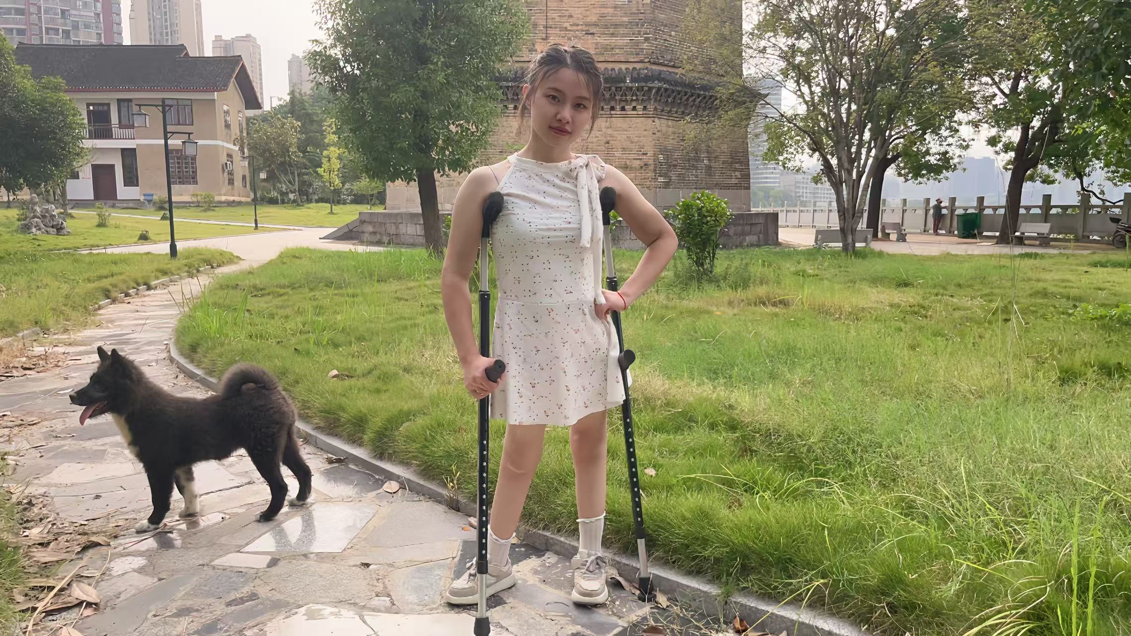Miki: Polio Girl - The bench moves from outdoor to indoor - AmputeeClub