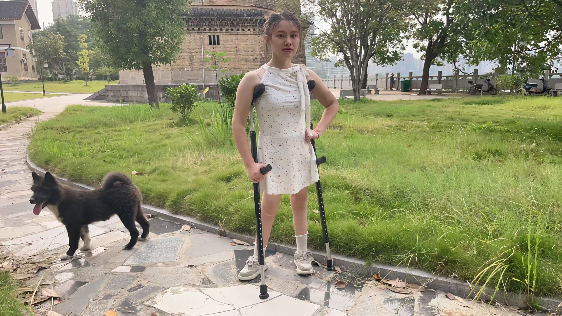 Miki: Polio Girl - The bench moves from outdoor to indoor - AmputeeClub