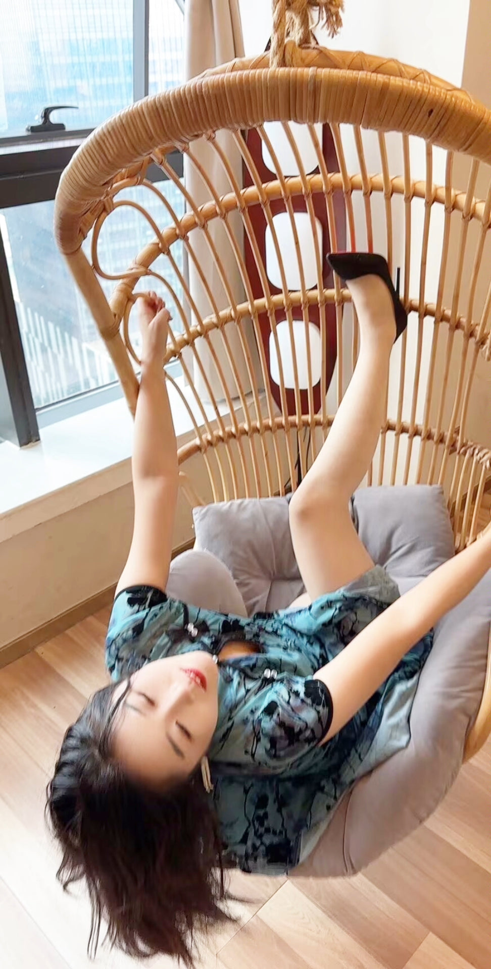 Naomi: Sak Amputee Girl - The Temptation of Cheongsam and Crutches - AmputeeClub