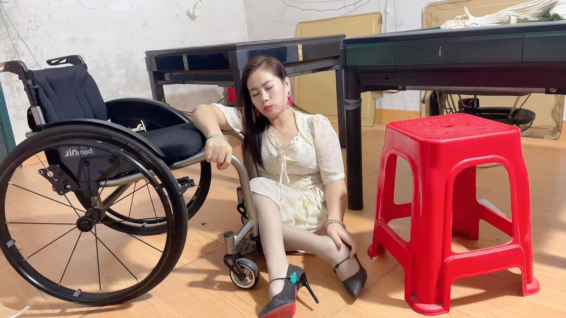 Susie: Polio Lady - New ways to play with a wheelchair in high heels - AmputeeClub