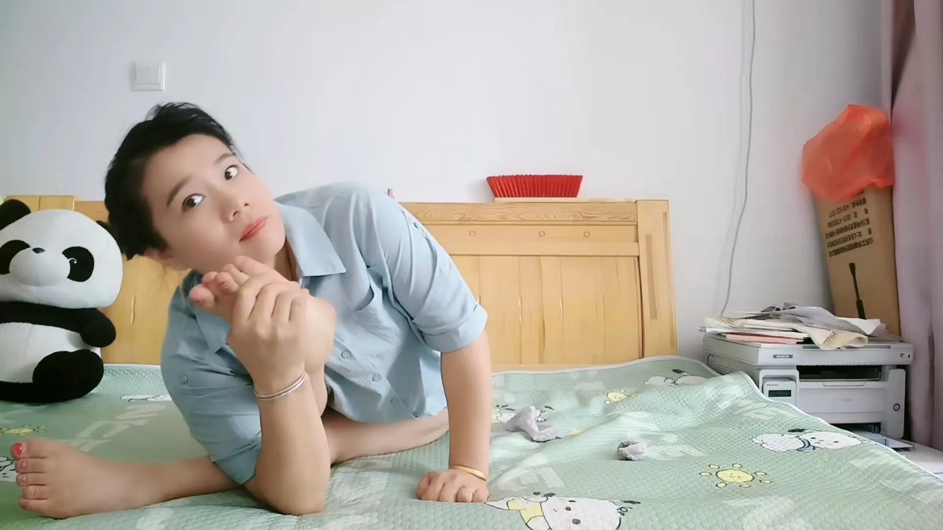 Carrie: Polio Lady - Extremely Soft Legs Show AmputeeClub