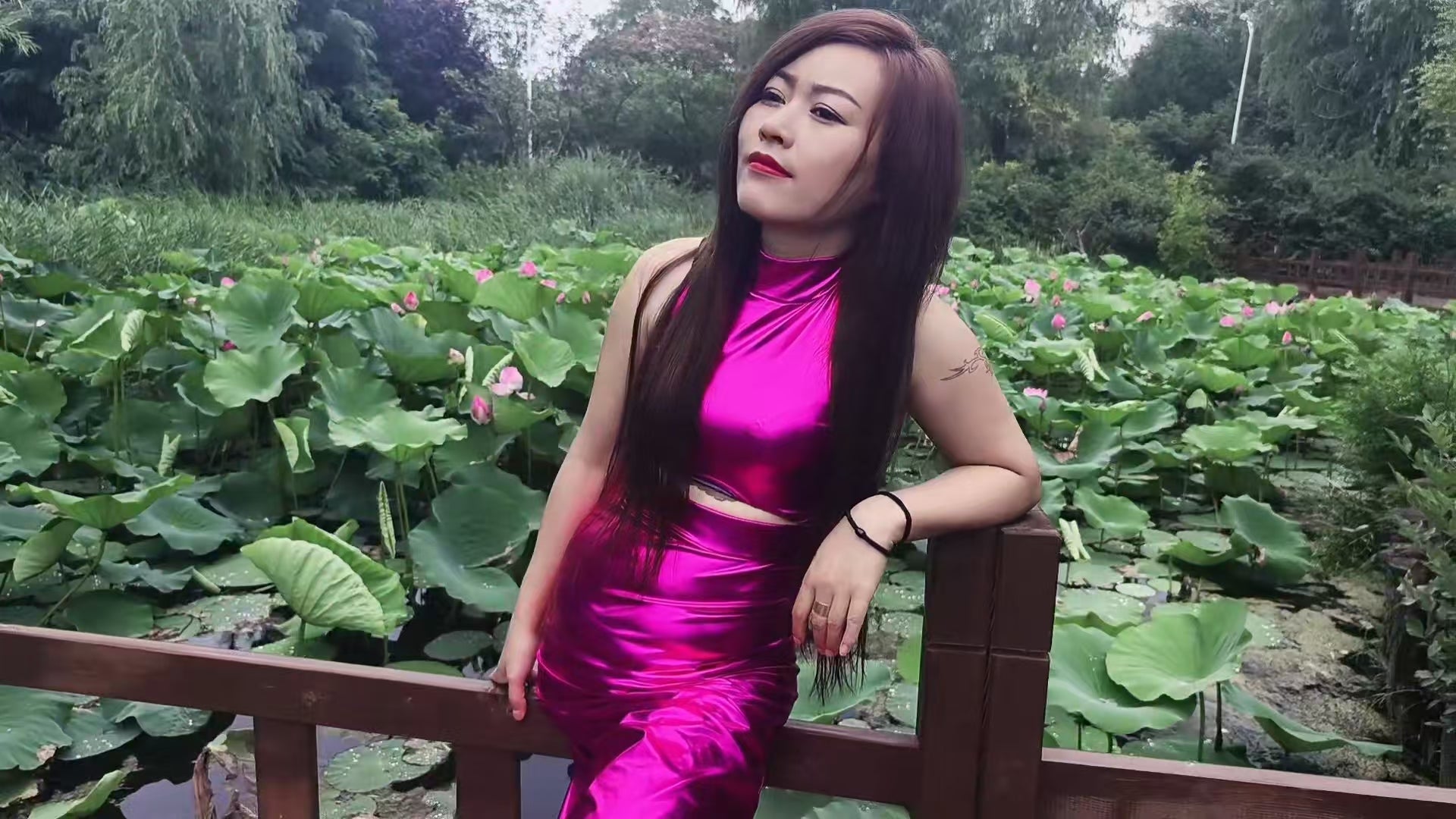 Emma: Shd Amputee Girl - Walking in the park wearing red high heels AmputeeClub