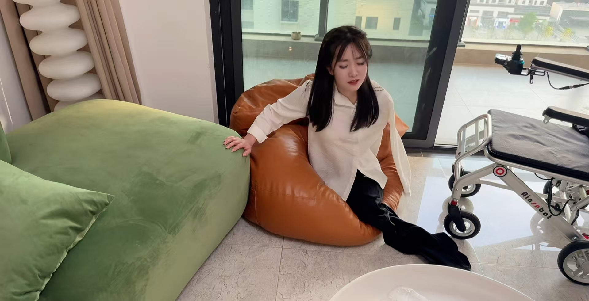Sally: Dak Amputee Girl - Difficult transition from wheelchair to sofa - AmputeeClub