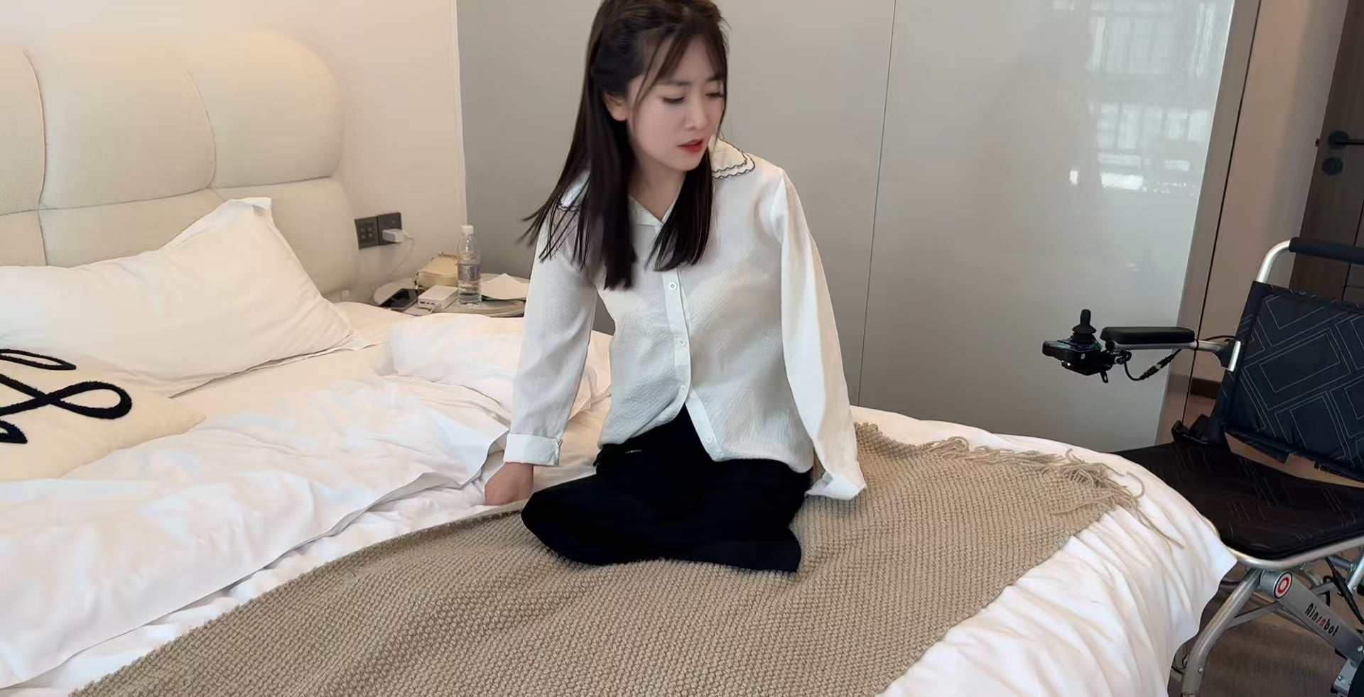 Sally: Dak Amputee Girl - Difficult transition from wheelchair to sofa - AmputeeClub