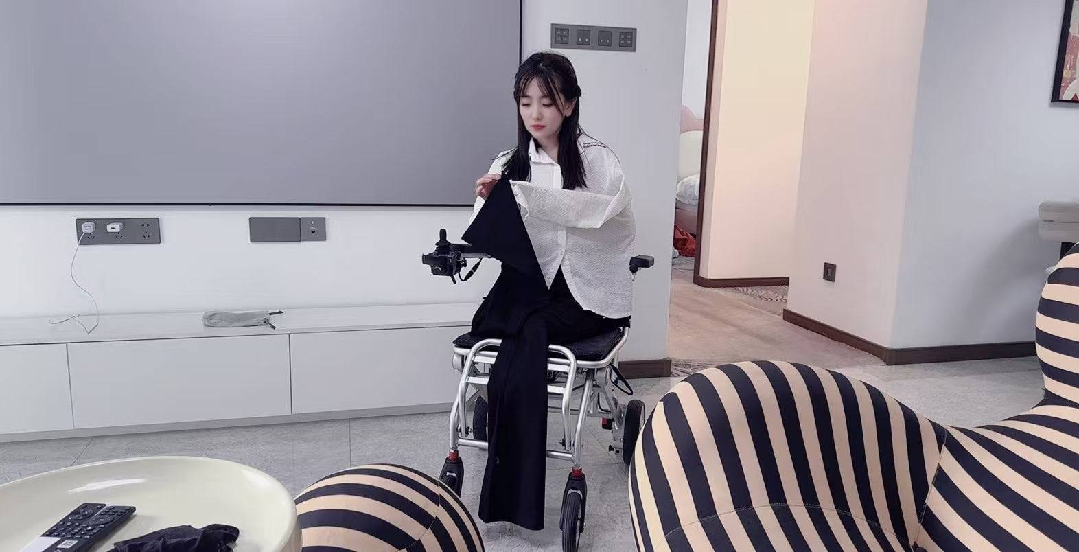Sally: Dak Amputee Girl - Difficult transition from wheelchair to sofa - AmputeeClub