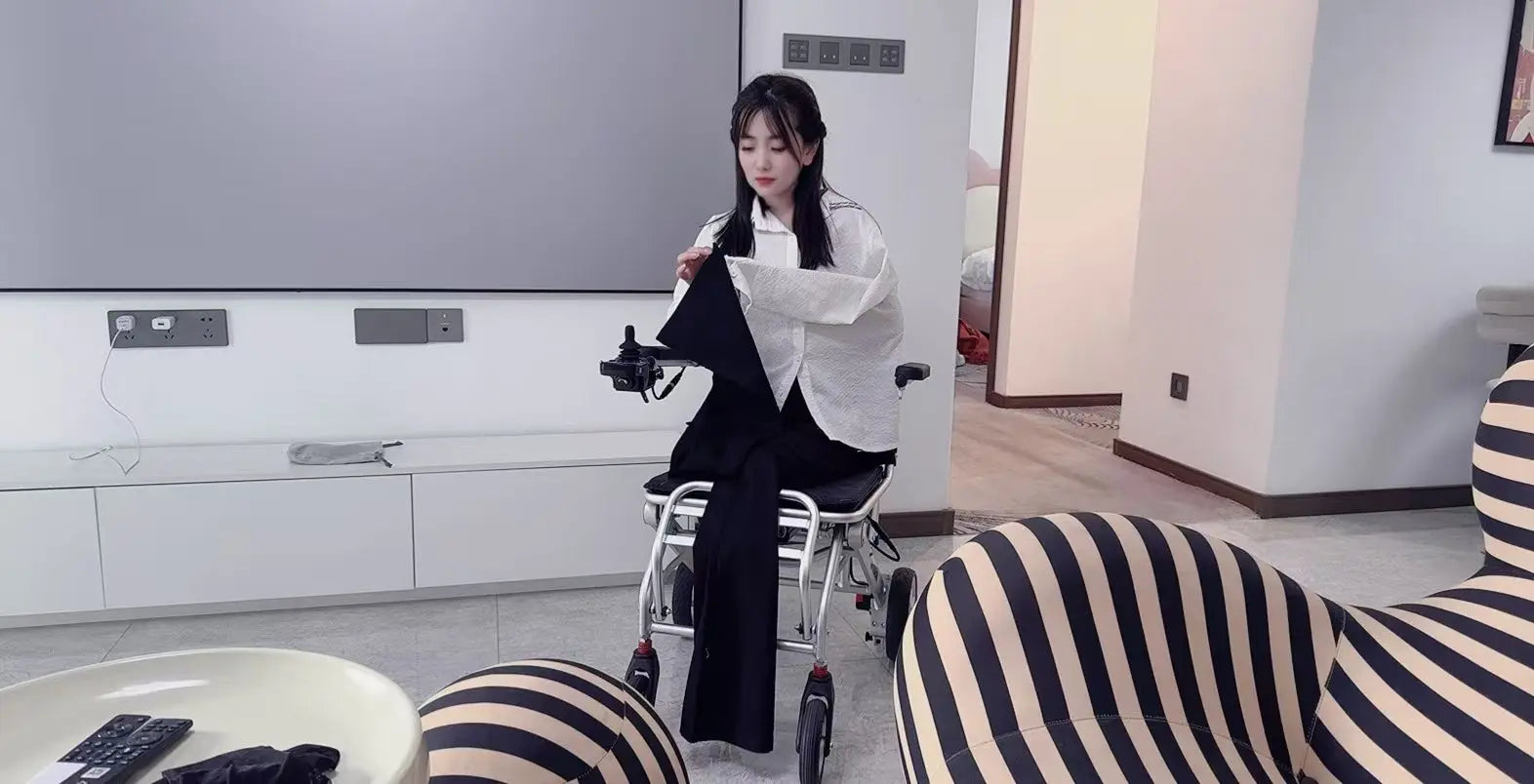 Sally: Dak Amputee Girl - Difficult Transition from Wheelchair to Sofa AmputeeClub