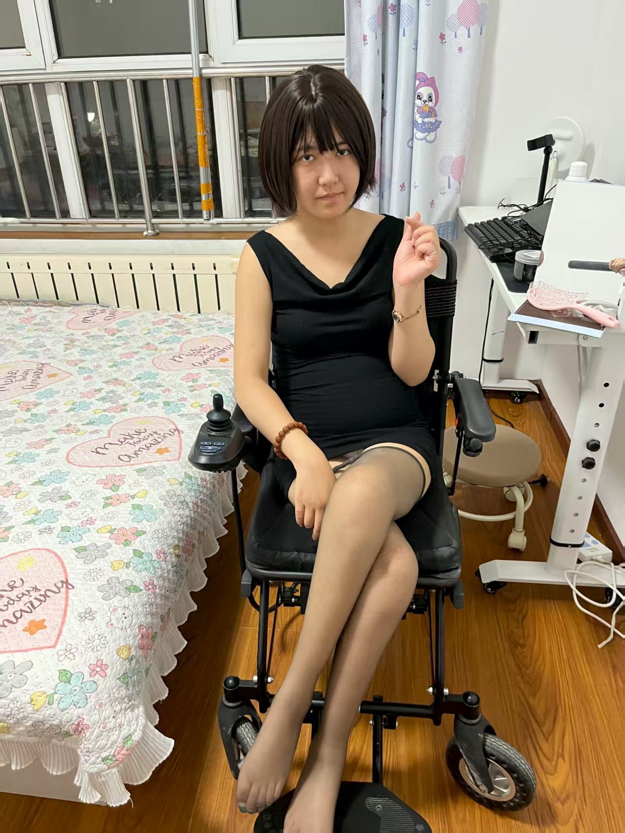 Mia: Paraplegic Girl - In black stockings wearing diapers - AmputeeClub