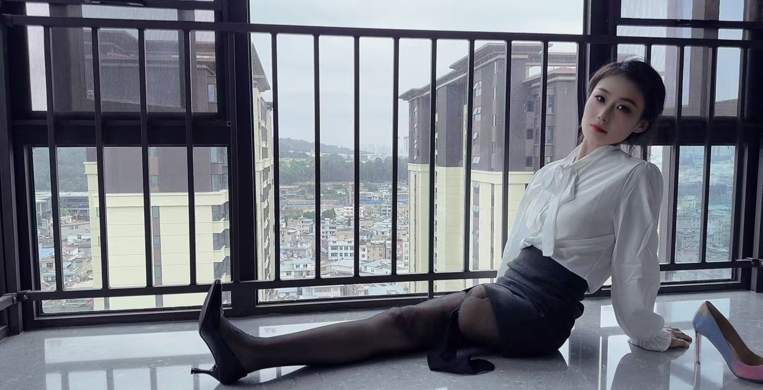 Ayla: Sak Amputee Girl - Exquisite workplace beauty OOE (pretend) - AmputeeClub