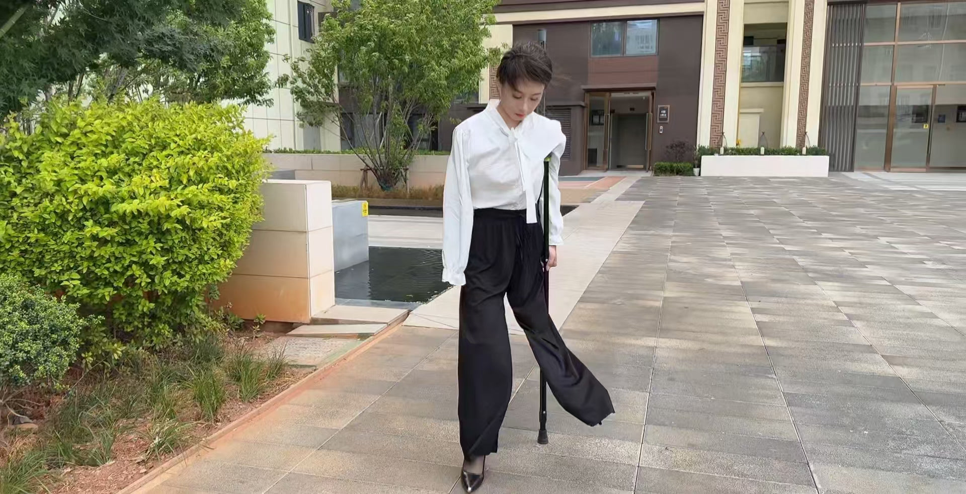 Ayla: Sak Amputee Girl - Exquisite workplace beauty OOE (pretend) - AmputeeClub
