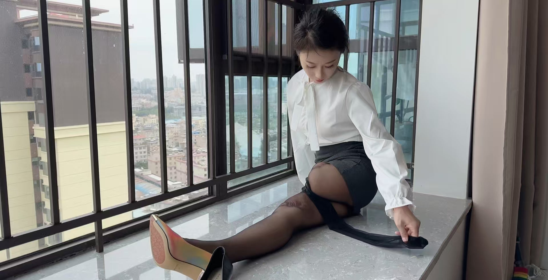 Ayla: Sak Amputee Girl - Exquisite workplace beauty OOE (pretend) - AmputeeClub