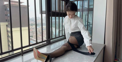 Ayla: Sak Amputee Girl - Exquisite workplace beauty OOE (pretend) - AmputeeClub