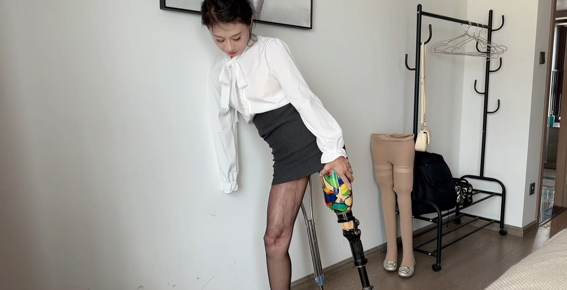 Ayla: Sak Amputee Girl - Exquisite workplace beauty OOE (pretend) - AmputeeClub