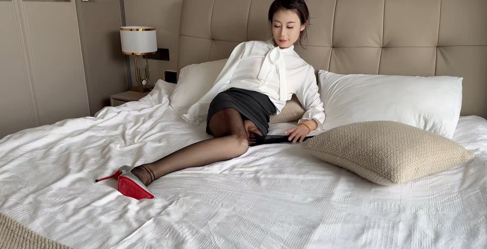 Ayla: Sak Amputee Girl - Exquisite workplace beauty OOE (pretend) - AmputeeClub