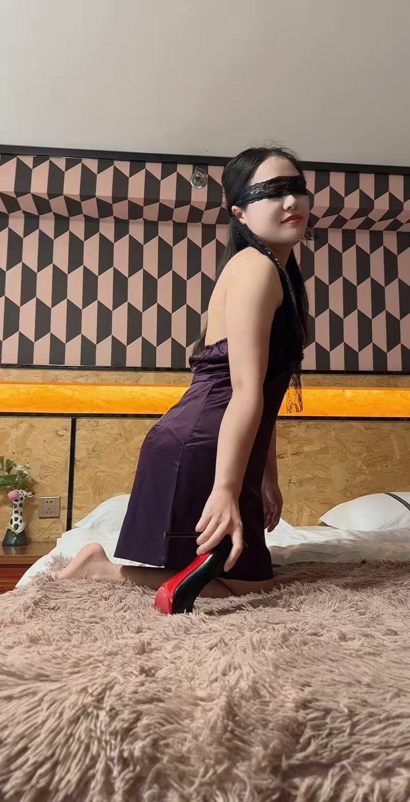 Naomi: Sak Amputee Girl - Purple skirt showing off her stump