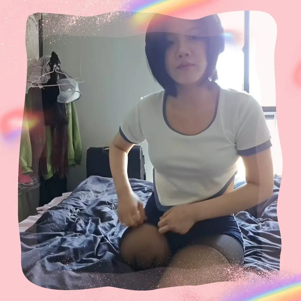 Lingo: Sak Amputee Girl - Blue shorts and black stockings