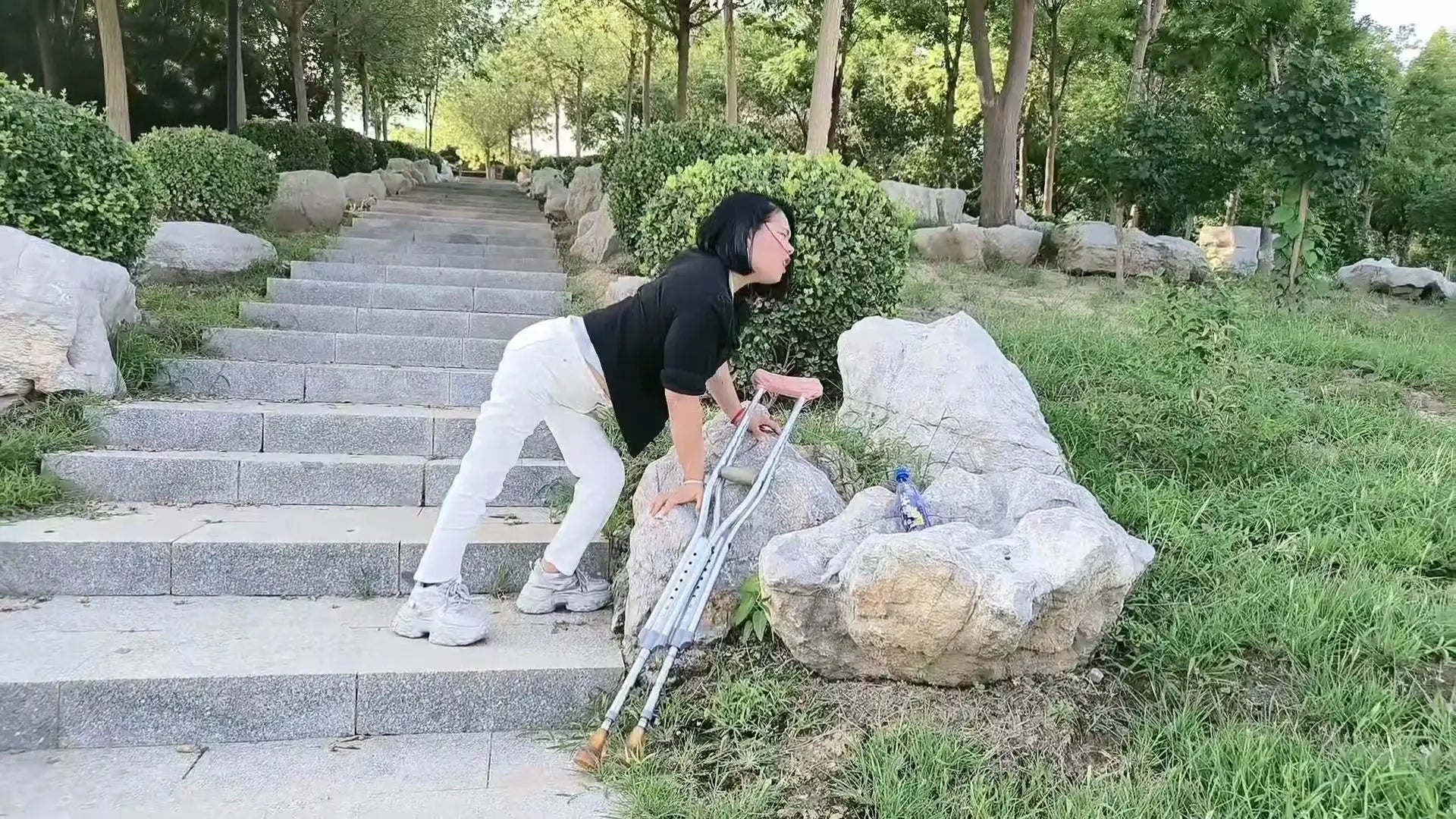 Carrie:Polio Lady came out to walk around in the park AmputeeClub