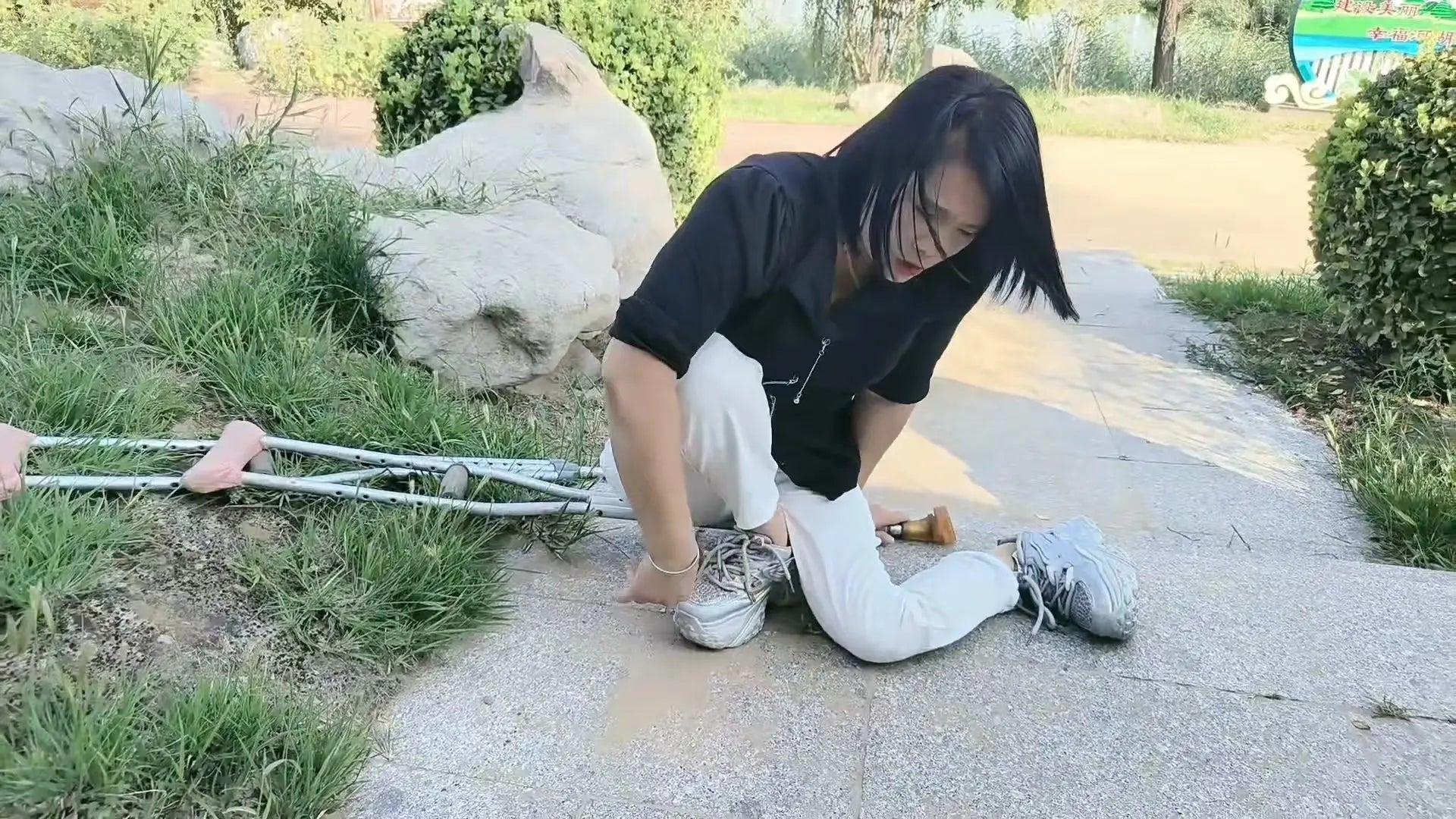 Carrie:Polio Lady came out to walk around in the park AmputeeClub