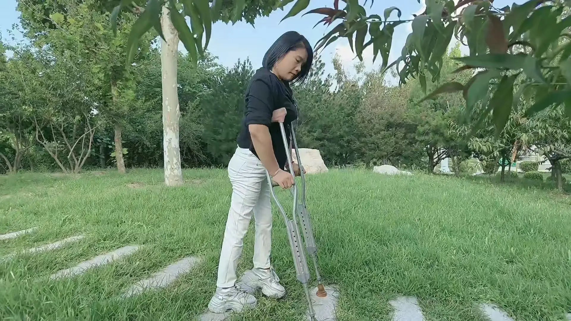 Carrie:Polio Lady came out to walk around in the park AmputeeClub