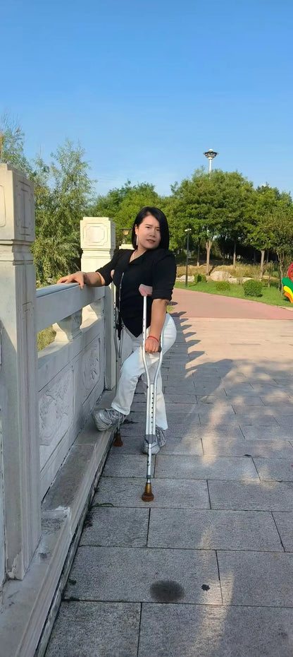 Carrie:Polio Lady came out to walk around in the park AmputeeClub