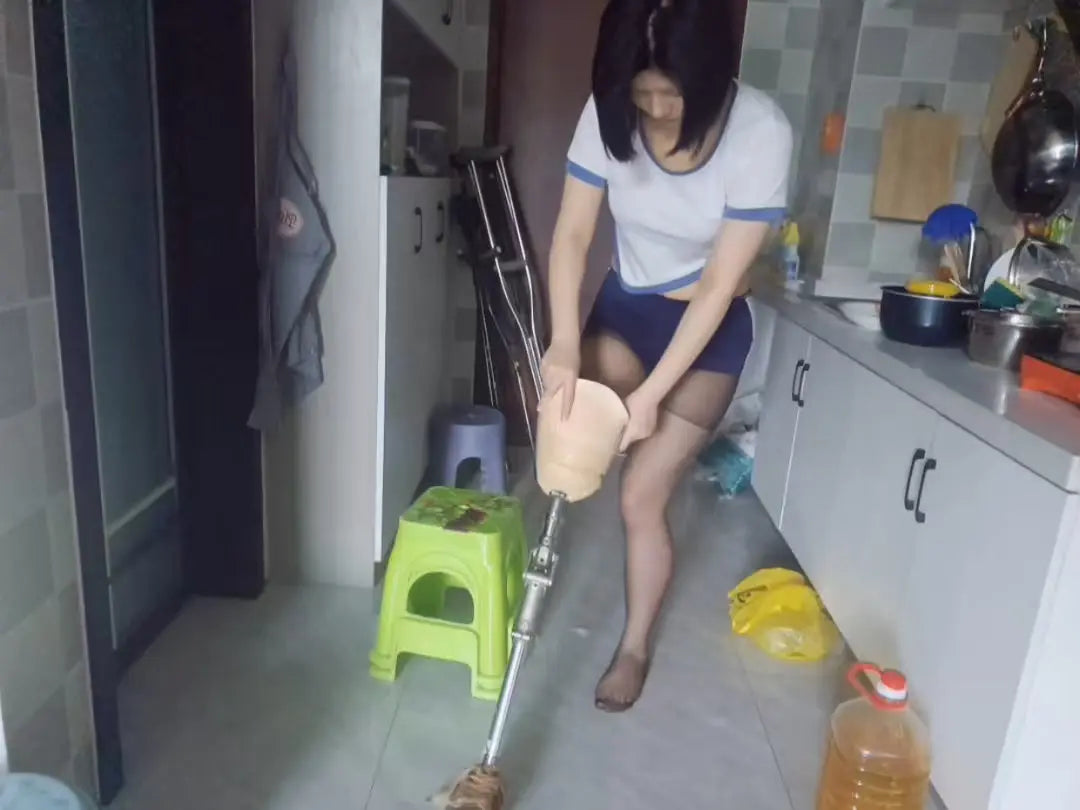 Lingo: Sak Amputee Girl Switching between black and white stockings AmputeeClub