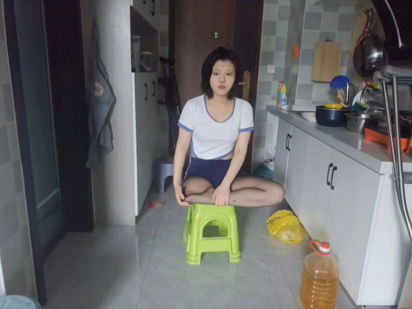 Lingo: Sak Amputee Girl Switching between black and white stockings AmputeeClub