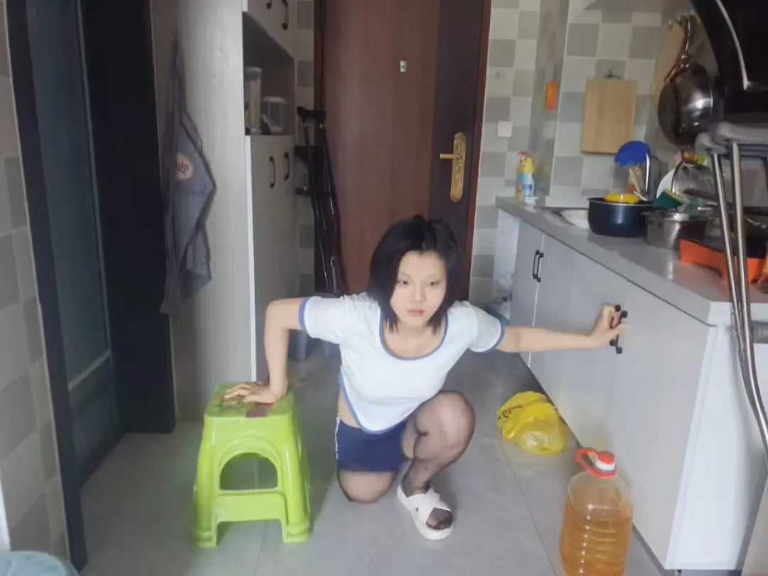 Lingo: Sak Amputee Girl Switching between black and white stockings AmputeeClub