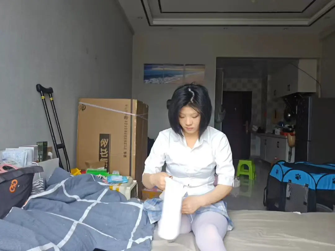 Lingo: Sak Amputee Girl Switching between black and white stockings AmputeeClub