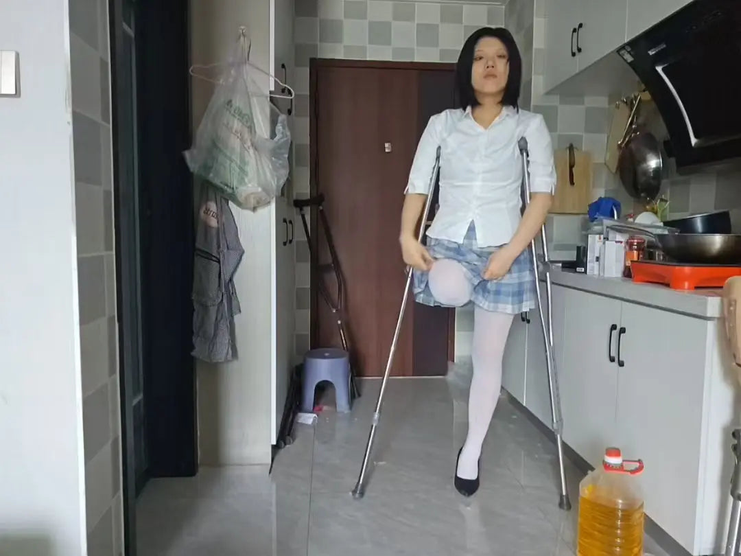Lingo: Sak Amputee Girl Switching between black and white stockings AmputeeClub