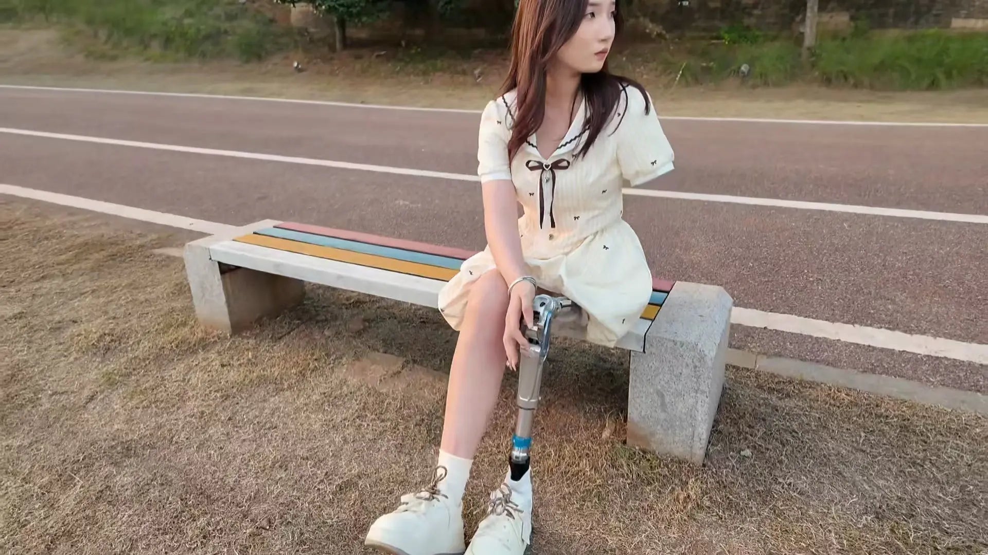 Beibei: Ooe Amputee Girl strolls in the park wearing prosthetic limbs AmputeeClub