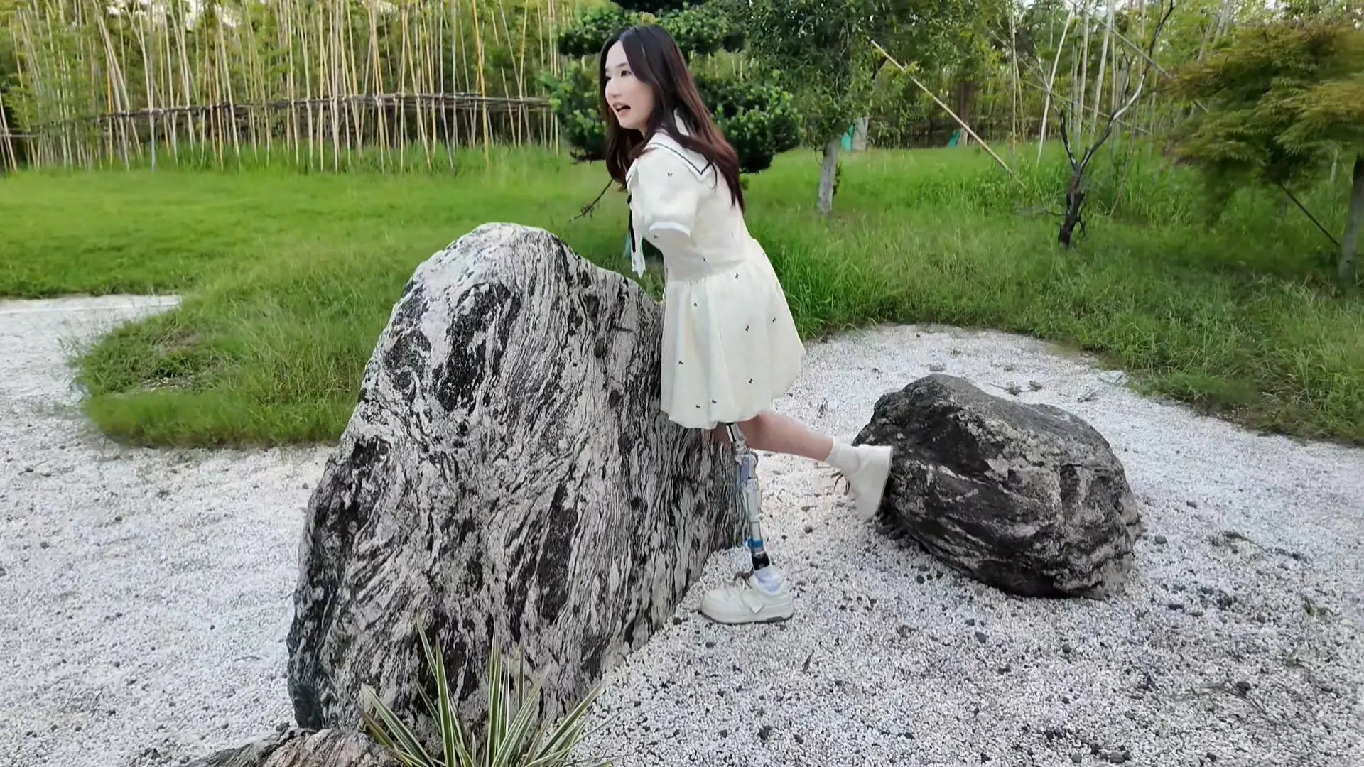 Beibei: Ooe Amputee Girl strolls in the park wearing prosthetic limbs AmputeeClub