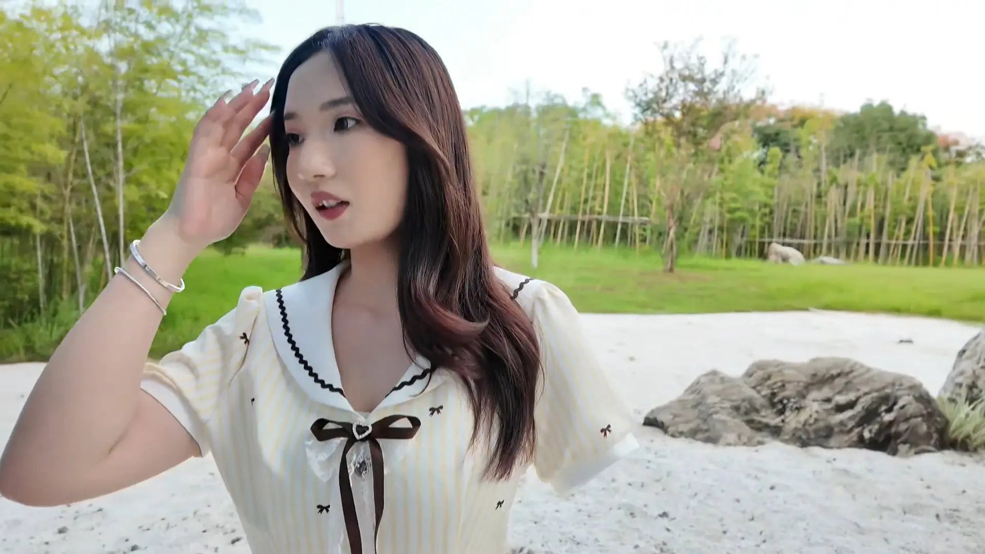 Beibei: Ooe Amputee Girl strolls in the park wearing prosthetic limbs AmputeeClub