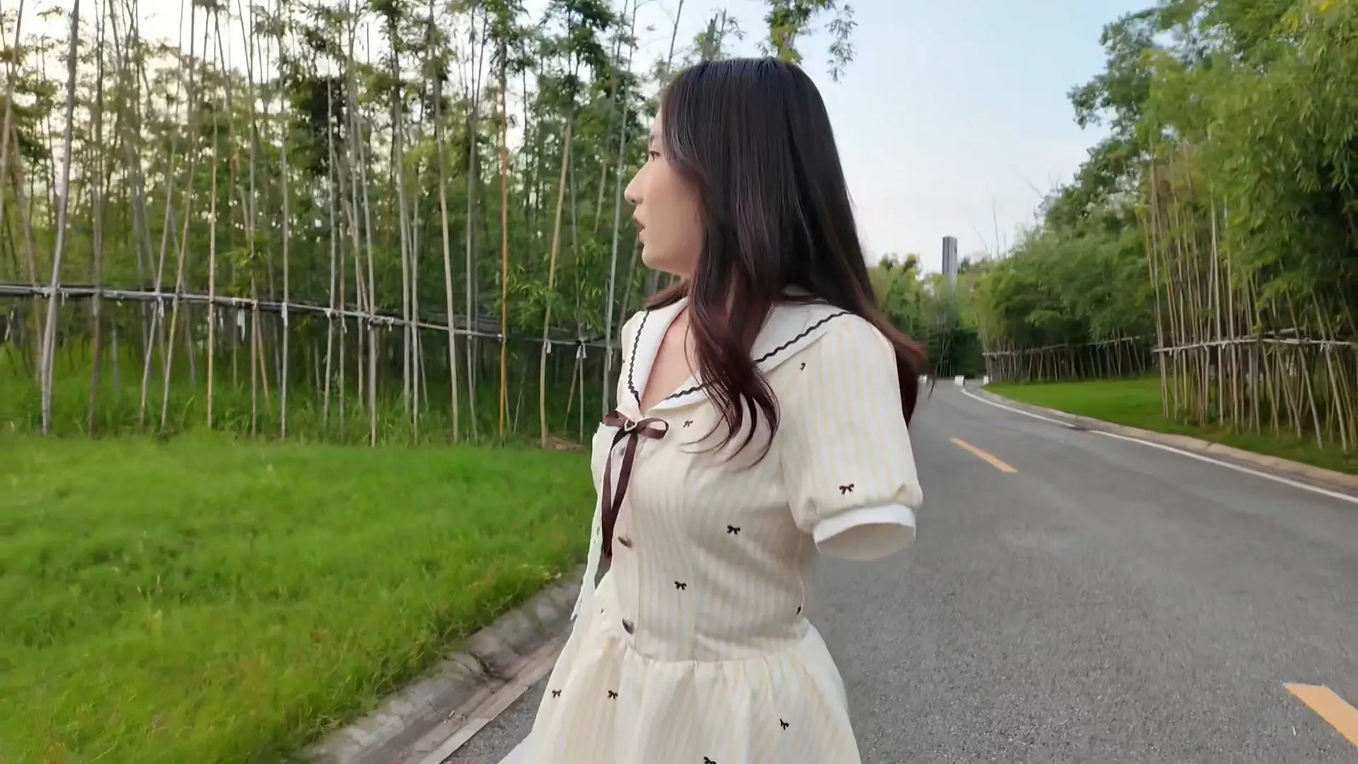 Beibei: Ooe Amputee Girl strolls in the park wearing prosthetic limbs AmputeeClub