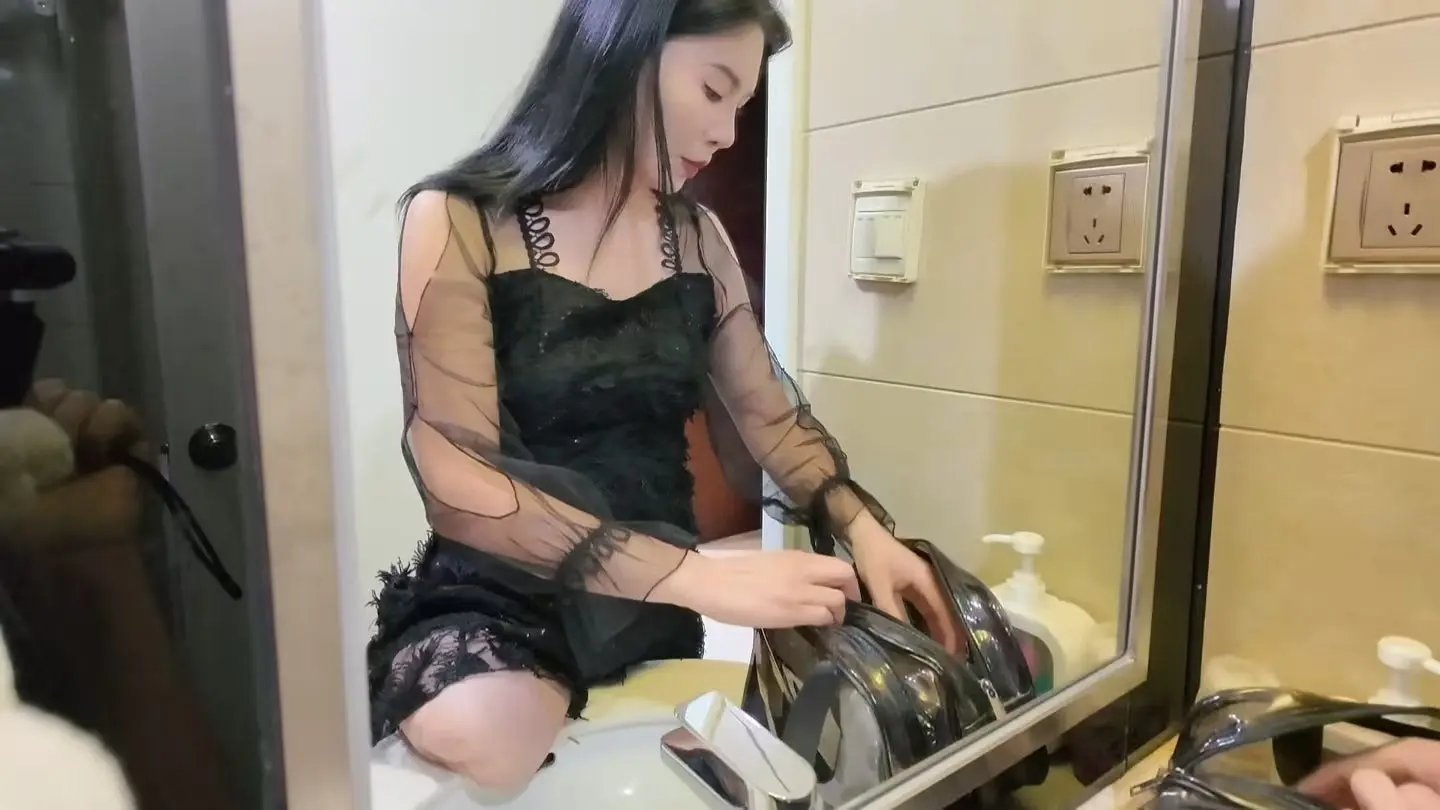 Rika Sak Amputee Girl Beautiful Legs Stocking Seaside Travel