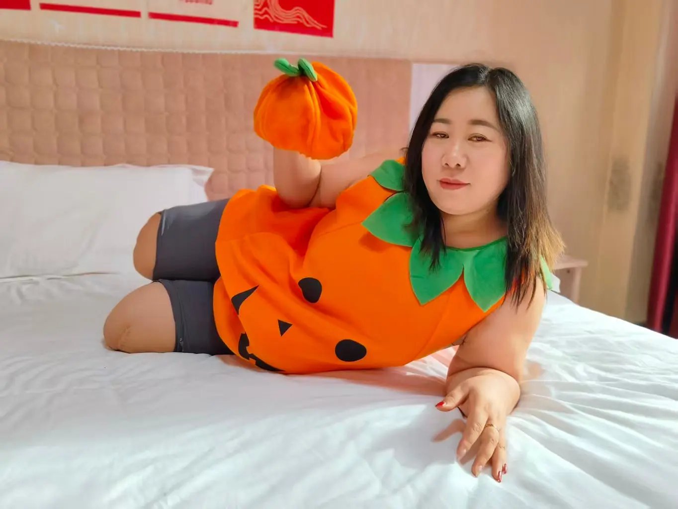 Beryl Halloween Pumpkin Lantern - Dak Amputee Girl Video