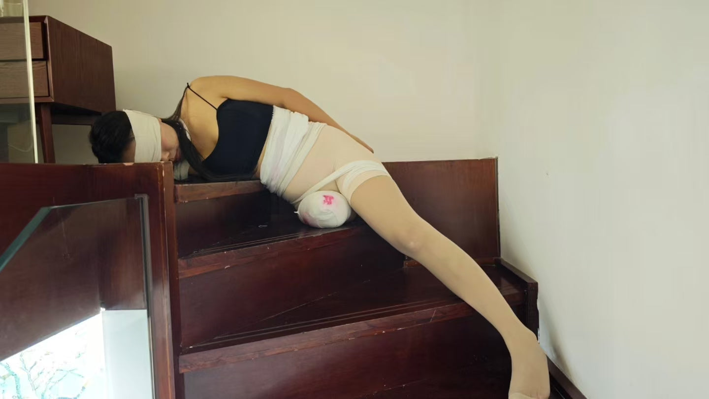 Abby: Ooe Amputee Girl pretends to have a severed limb wrapped in bandages