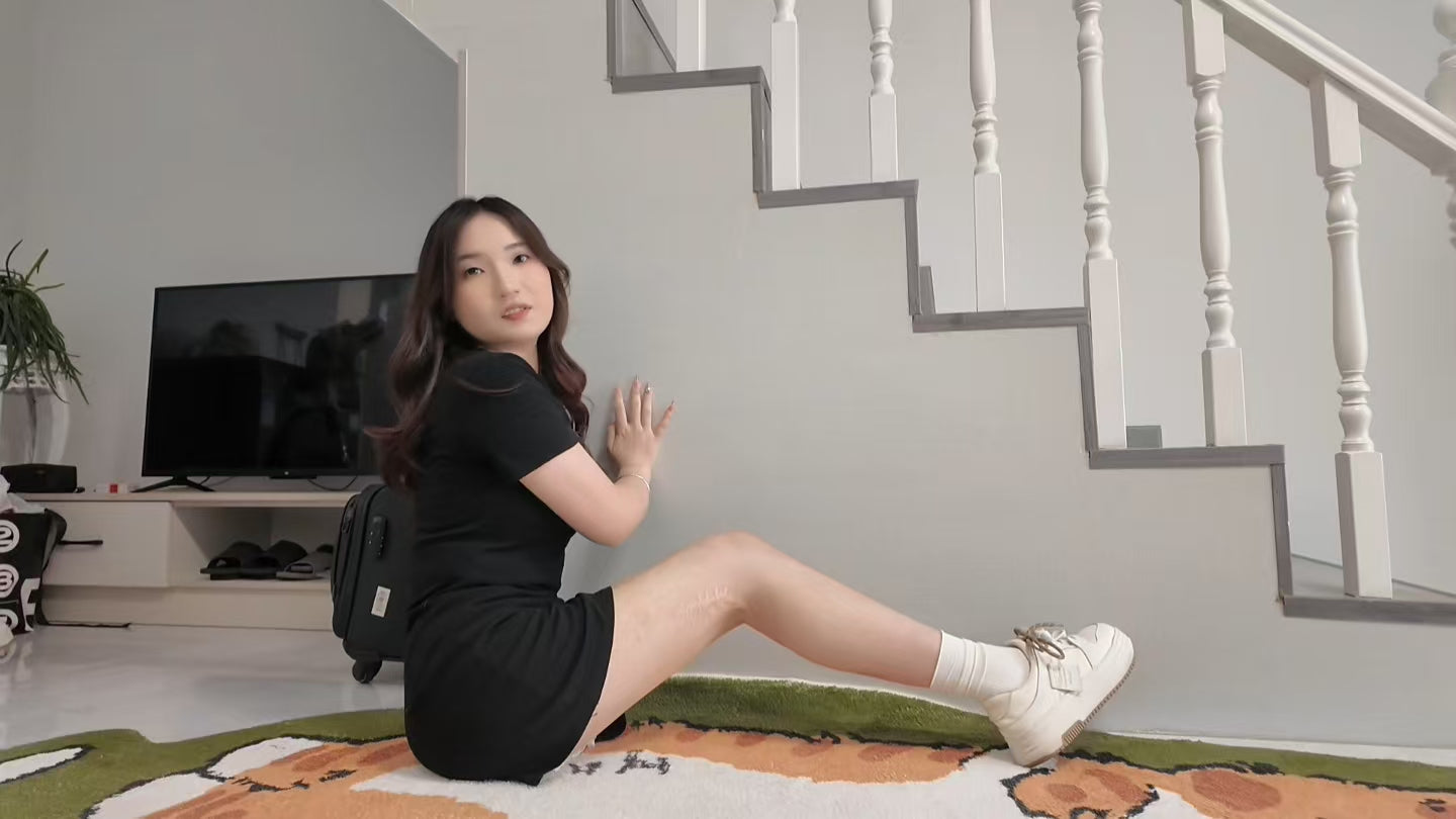 Beibei: OOE Amputee Girl - Putting on and Taking Off Prosthetic Legs