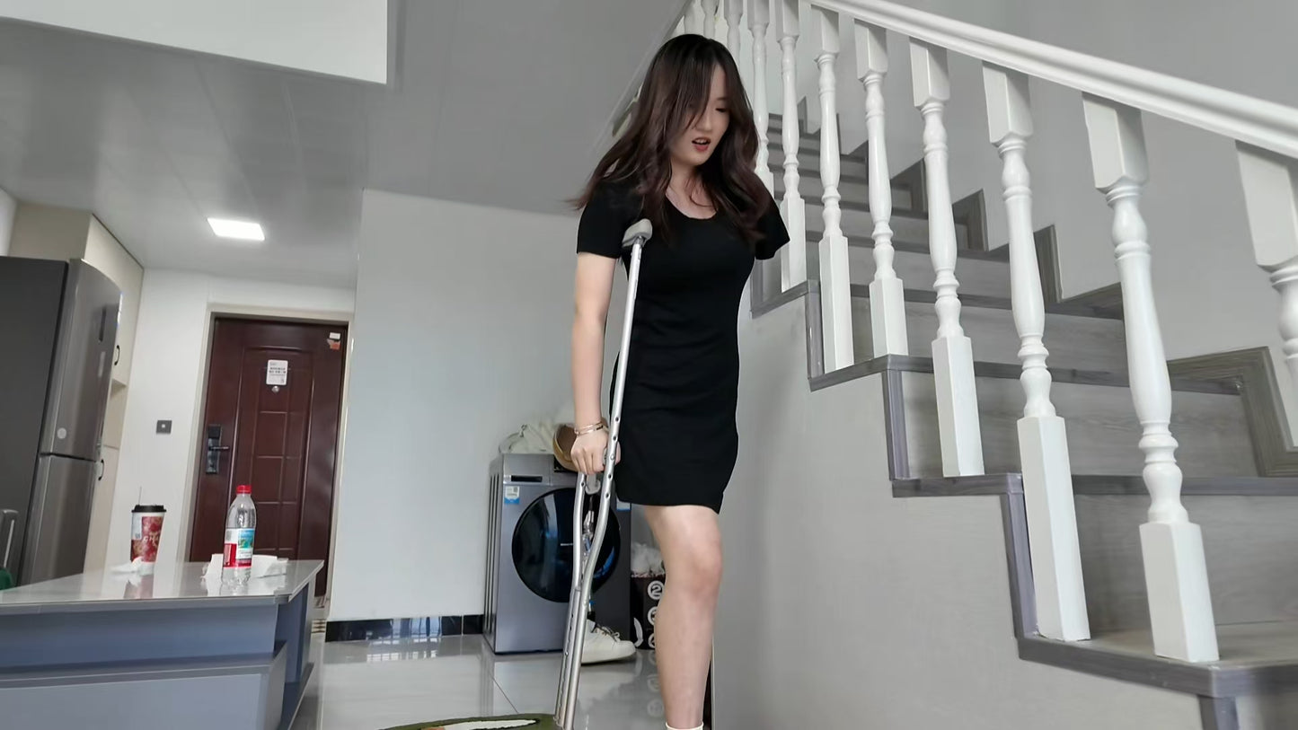 Beibei: OOE Amputee Girl - Putting on and Taking Off Prosthetic Legs