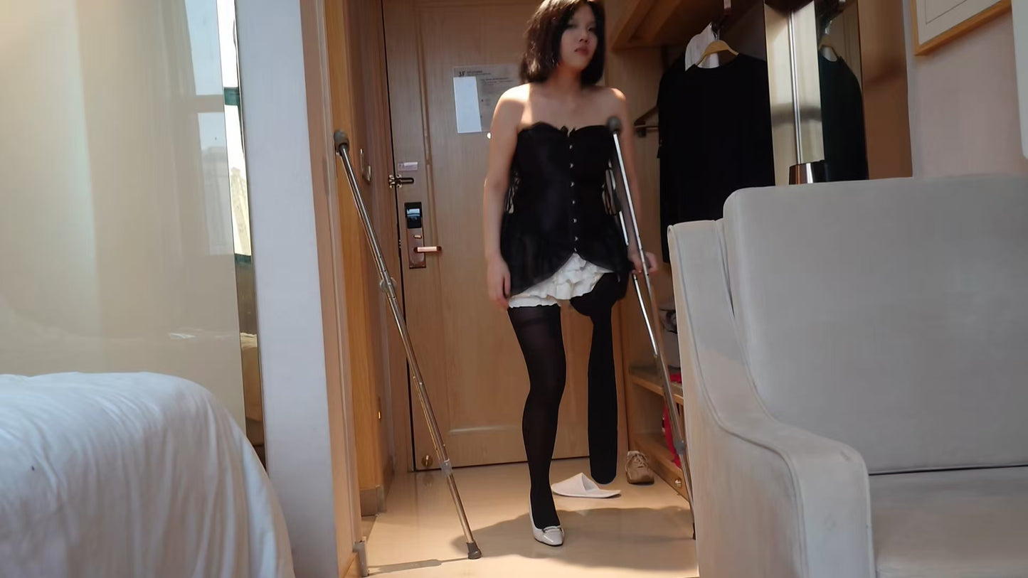 Lingo: Sak Amputee Girl - Switching Between Black and White Stockings