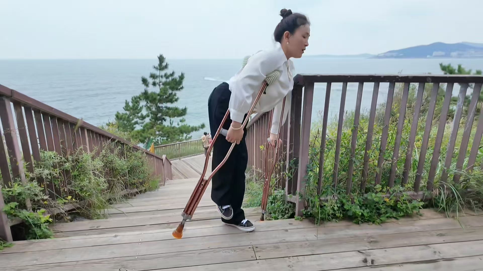 Rose The Polio Girl: A Solo Trip to the Beach for Relaxation (using crutches)