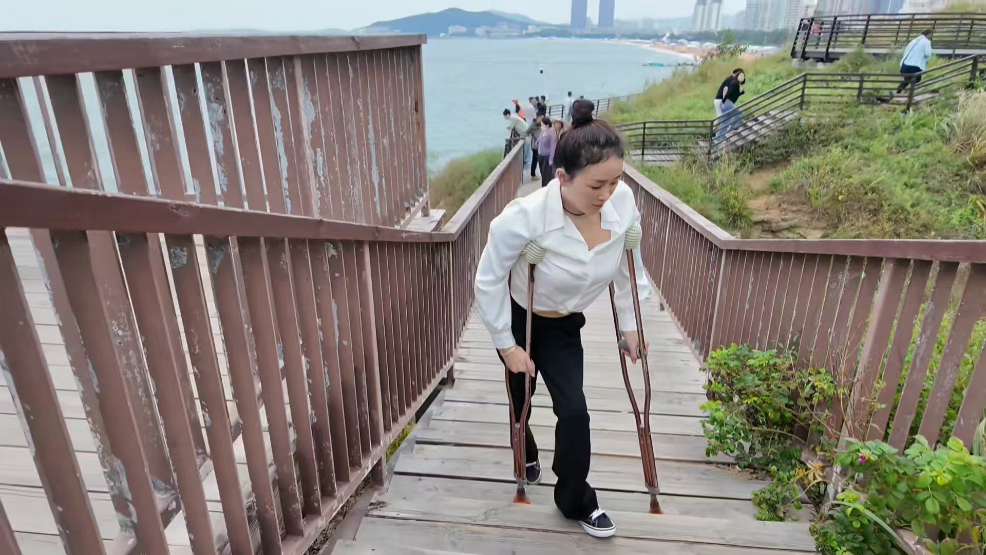 Rose The Polio Girl: A Solo Trip to the Beach for Relaxation (using crutches)