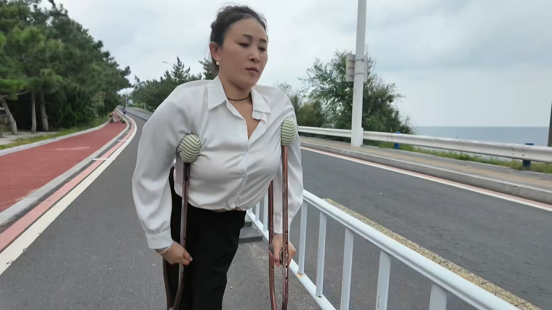 Rose The Polio Girl: A Solo Trip to the Beach for Relaxation (using crutches)